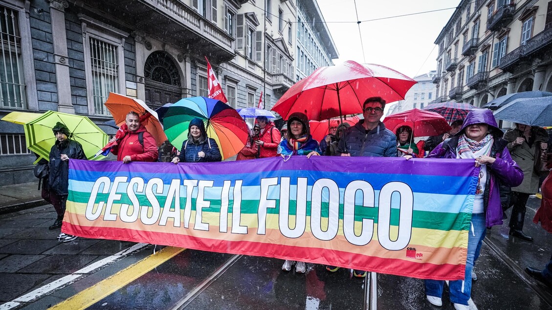 Corteo per la pace sfila a Torino