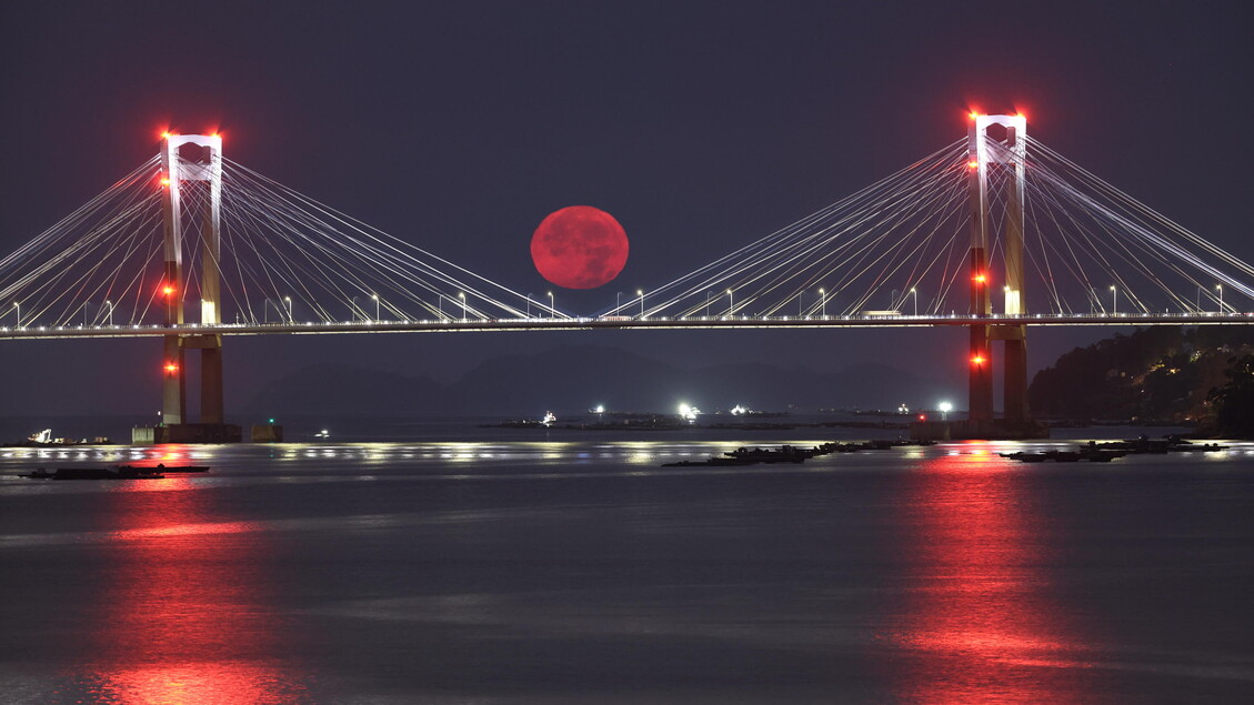 La superluna a Vigo in Spagna