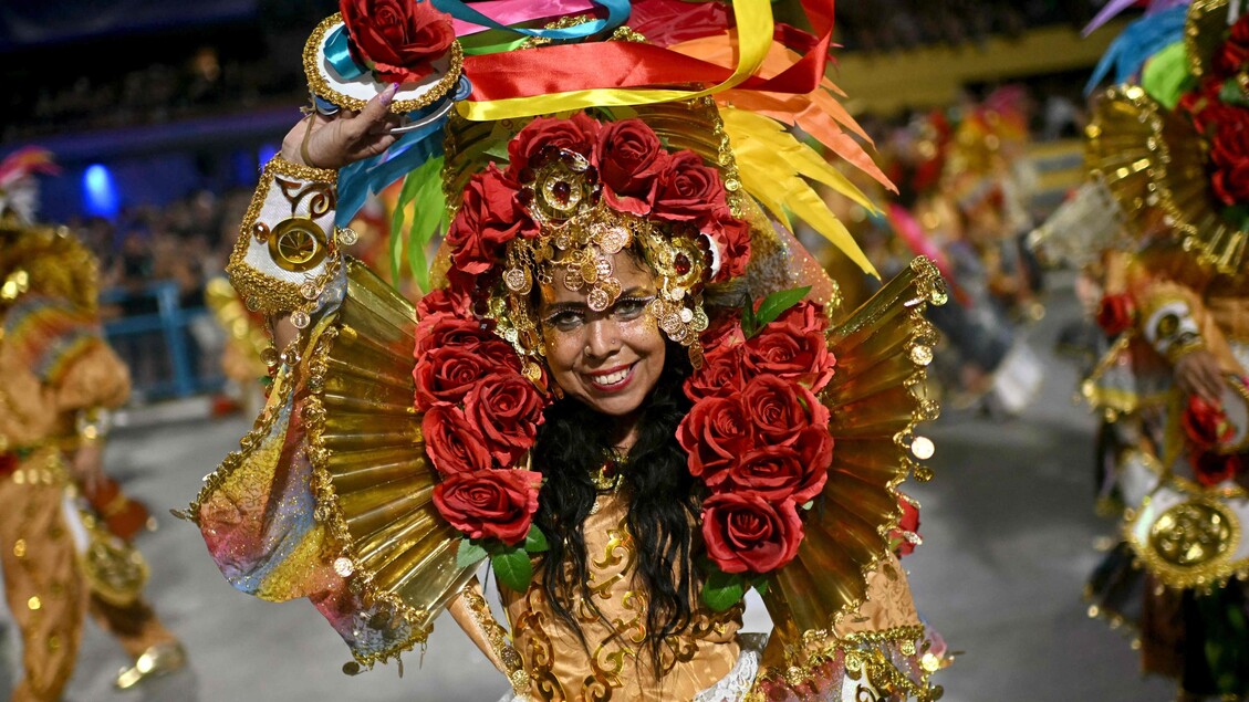 Carnevale, a Rio de Janeiro sfilano le scuole di samba