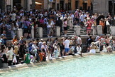 Turistas se aglomeram na Fontana di Trevi, centro histórico de Roma