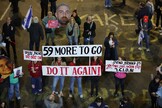 Protesta dei familiari degli ostaggi di fronte al ministero della Difesa israeliano a Tel Aviv