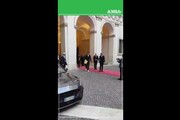 Sinner tra gli applausi nel cortile di Palazzo Chigi dopo l'incontro con Meloni