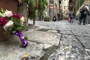 Turista morta a Napoli, fiori sul luogo dell'incidente