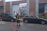 Incendio in un capannone in disuso a Milano