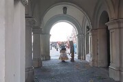 Carnevale a Trieste, folla in maschera riempie piazza Unita' d'Italia