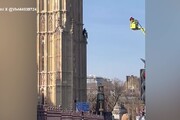 S'arrampica su Big Ben con bandiera Palestina, polizia sul posto