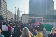 Giornata internazionale della donna, in migliaia in piazza a Milano tra cori e striscioni