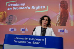 La Commissione propone una roadmap Ue sui diritti donne: fare di più su violenza di genere