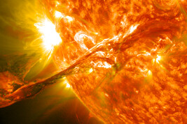 Una potente eruzione solare (fonte: NASA/GSFC/SDO da Flickr CC BY 2.0)