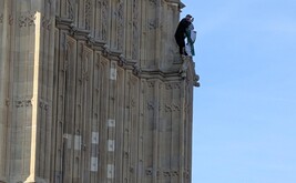 S'arrampica su Big Ben con bandiera Palestina, polizia sul posto