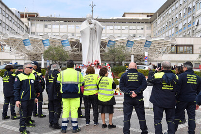 Il Papa: 'Prolungata degenza, sperimento la premura del servizio e la tenerezza della cura'