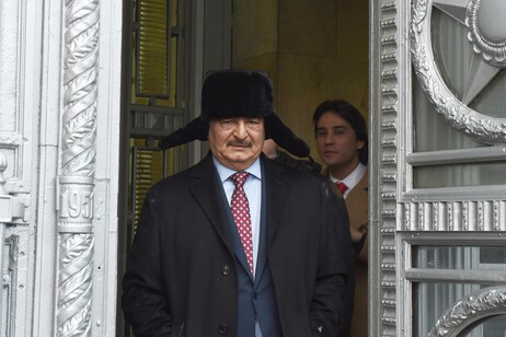 Il generale Haftar esce dal Cremlino dopo un incontro con il ministro degli Esteri russo Lavrov