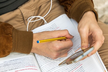 Uno studente con lo smartphone