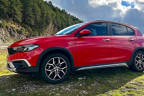 Fiat Tipo Cross Hybrid Red