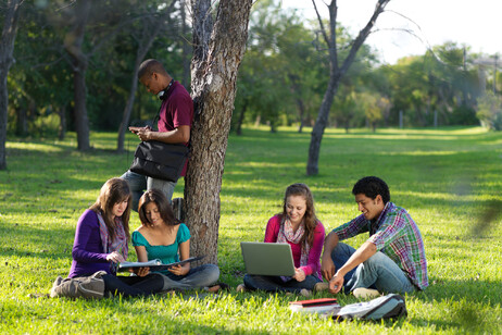 Un gruppo multietnico di giovani foto iStock.