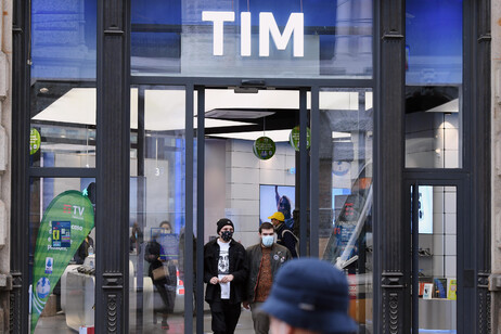 Tim scivola in Borsa dopo via libera Kkr, pesa incertezza