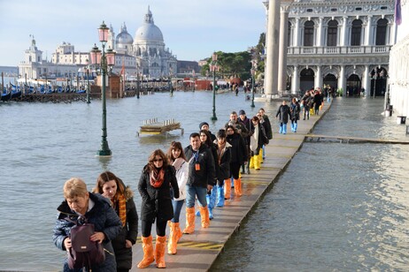 Venice to ban big tourist groups, loudspeakers (4)