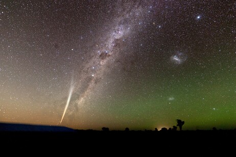 La cometa Lovejoy e la Via Lattea riprese dall’Australia nel Natale 2011 (fonte: Naskies, Wikipedia, CC-BY-SA-3.0)