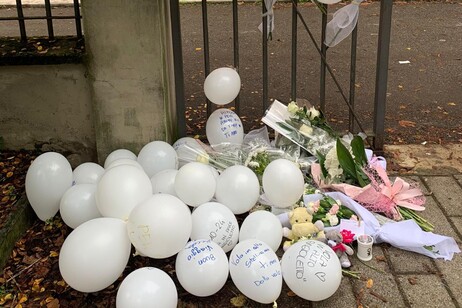 Palloncini, fiori e messaggi fuori dalla scuola di Aurora