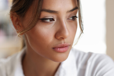 Una donna con lieve peluria sul viso foto iStock.