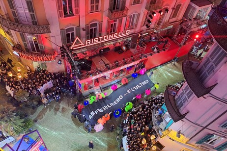 E Fiorello srotola il mantello 'Ama pensati libero, è l'ultimo'