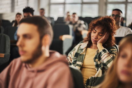 Una giovane donna prende sonno su una sedia foto iStock.