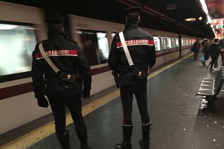 carabinieri durante controlli in stazione