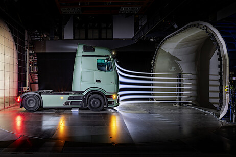 Stile più futuristico per il rinnovato Mercedes Actros L