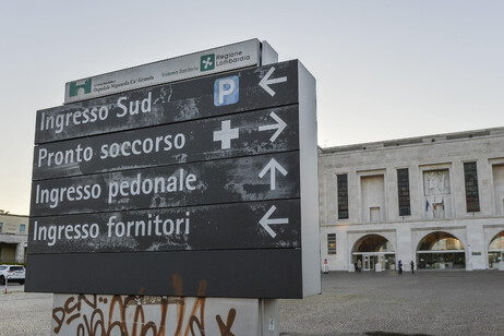 L' esterno dell'ingresso principale dell' Ospedale Niguarda a Milano