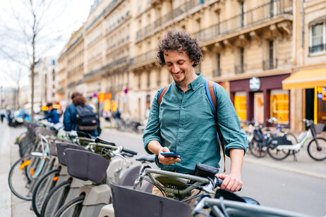 Un uomo noleggia una bicicletta elettrica in città foto iStock.