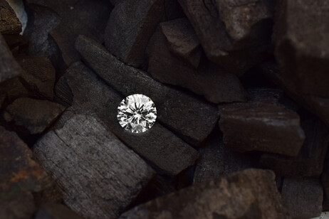 Diamond and brown color wood - foto iStock.