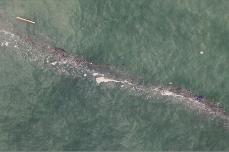 Immagine aerea di una striscia di rifiuti nel Golfo di Biscaglia, Spagna (fonte: Rivages Pro Tech, Suez Eau Francia)