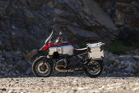 Bmw amplia gamma Gs con la R 1300 Adventure