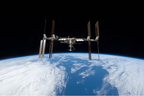 La Stazione spaziale ripresa dallo Space Shuttle Discovery (fonte: NASA)