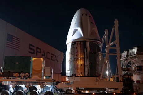 La capsula SpaceX Crew Dragon per la missione privata Polaris Dawn arriva al suo hangar missilistico. (Credito immagine: SpaceX)