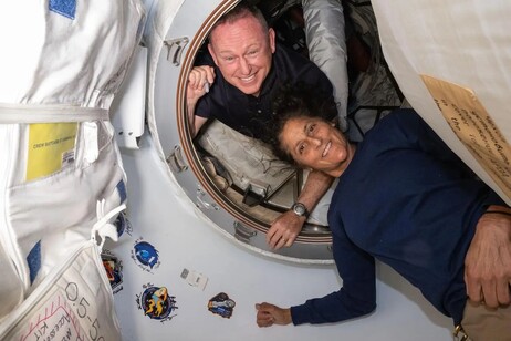 Gli astronauti della navetta Starliner Butch Wilmore e Sunita Williams fotografati il 13 giugno 2024 a bordo della Stazione Spaziale Internazionale (fonte: NASA)