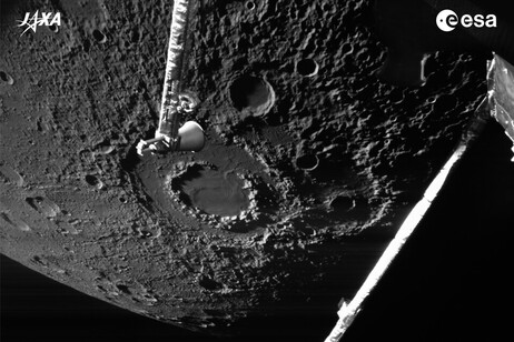 Un momento del quarto passaggio ravvicinato della sonda BepiColombo a Mercurio (fonte: Esa, Jaxa)