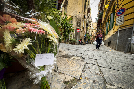 Turista morta a Napoli: fiori sul luogo dell'incidente