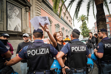 Proteste degli attivisti a Napoli contro il G7 della cultura