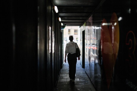 Una donna si reca al lavoro