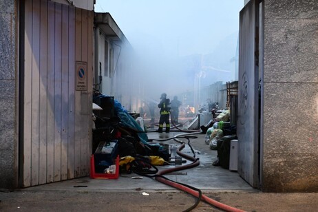 Incendio in un capannone in disuso a Milano