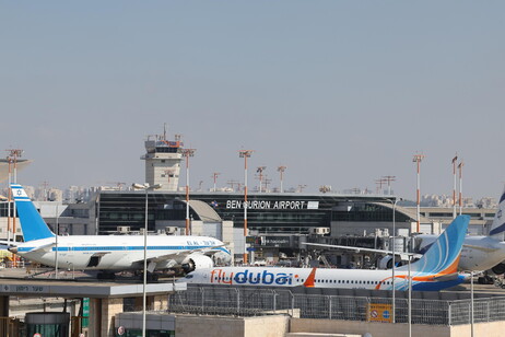 Aerei sulla pista dell'aeroporto Ben Gurion di Tel Aviv