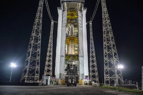 Il razzo Vega in attesa del lancio nella base europea di Kourou (fonte: Arianespace)