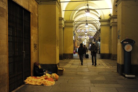 Violentata a dodici anni nei bagni della stazione di Torino