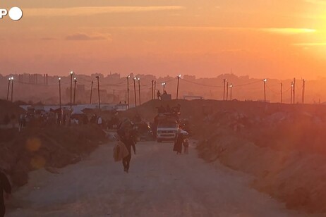 Gaza, migliaia di palestinesi in viaggio verso casa