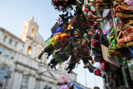 Piazza Navona, il cuore del culto a Roma della Befana foto iStock.