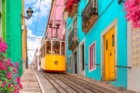 Un tipico tram in Lisbona, Portogallo foto iStock.