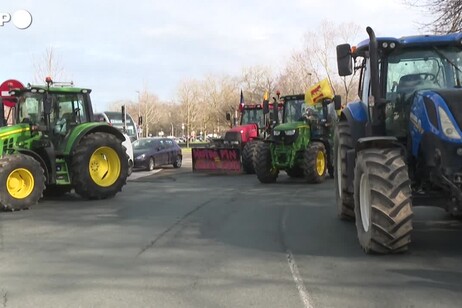 Protesta trattori, agricoltori in presidio in Francia