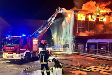 Grosso incendio all'Inalca a Reggio Emilia