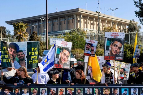 Protesta dei familiari degli ostaggi davanti alla Knesset